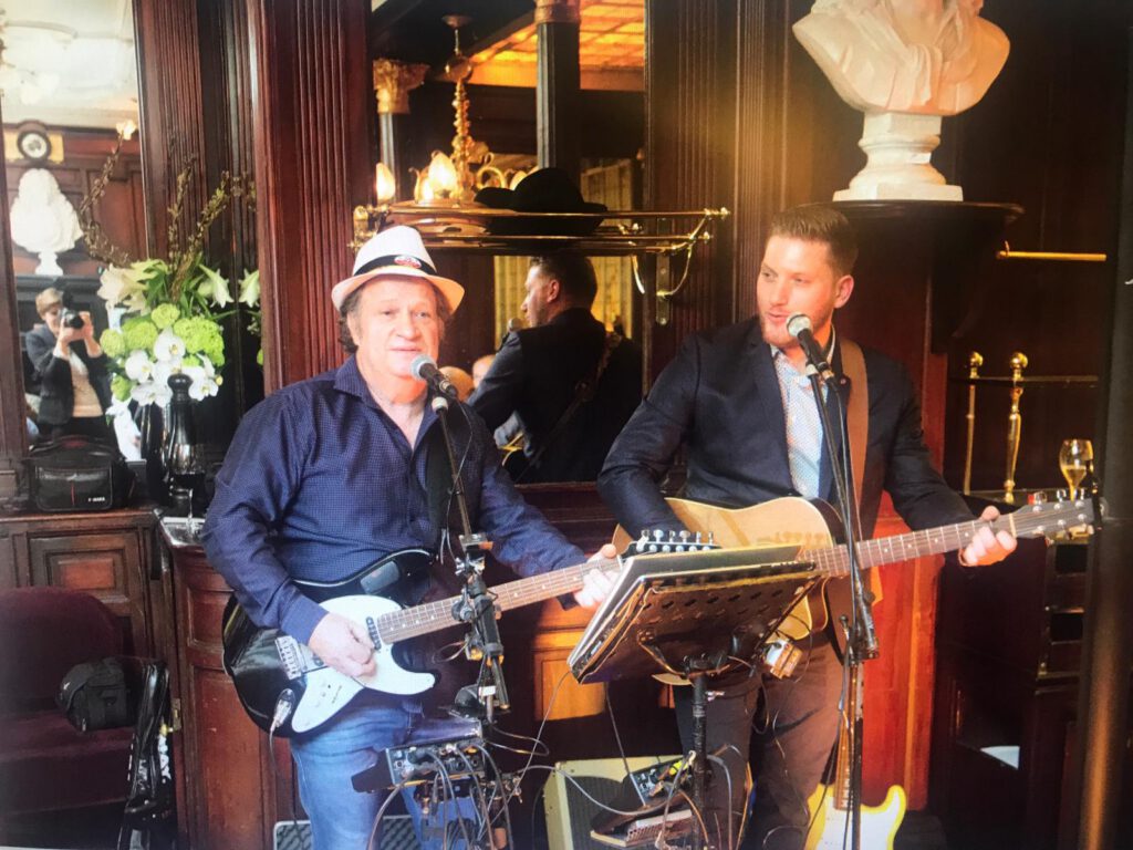 Duo en concert reprenant les Rolling Stones